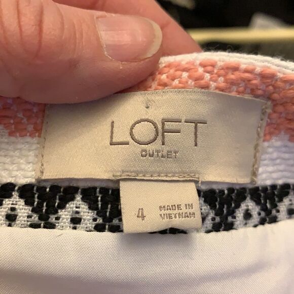 Loft factory ,melon, tan, navy striped straight skirt. Size 4 Length 19” - Picture 5 of 5